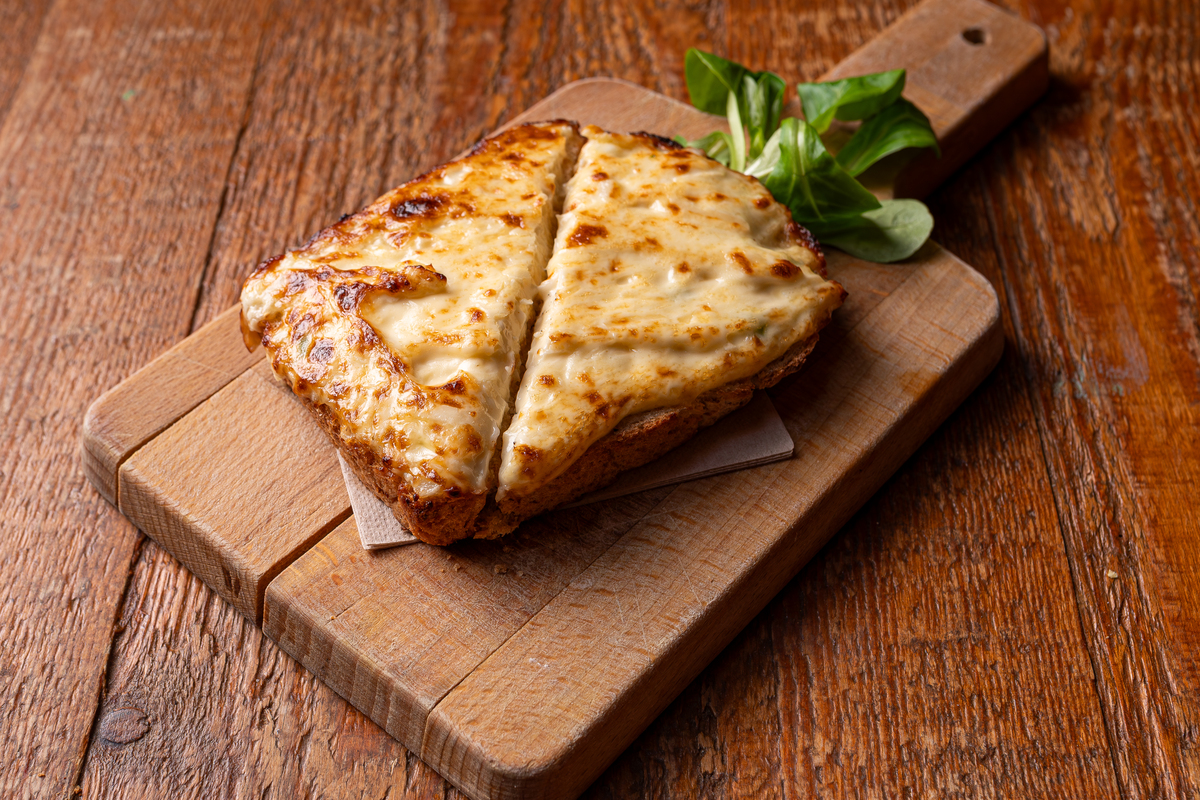 Tostada Integral de Parmesano y Cebolla